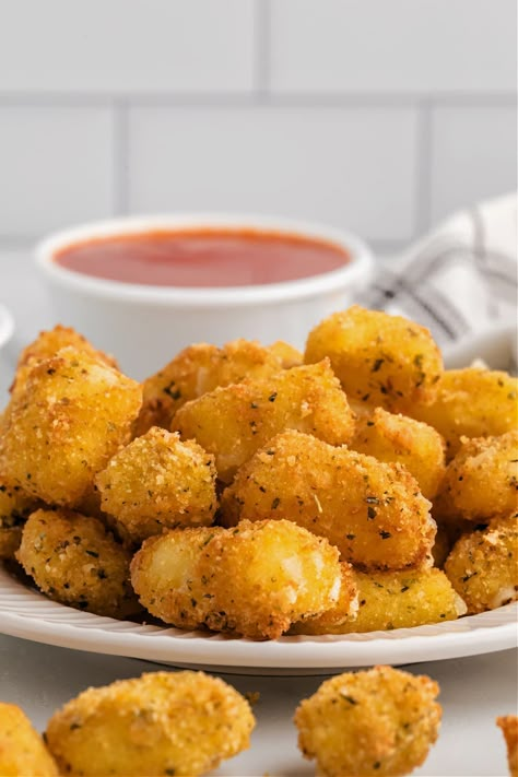 If you have never tried fried cheese curds before, you are missing out! This cheese curd recipe is both the best and the easiest way to make homemade cheese curds. Not only does this make a great appetizer, but it's also the perfect comforting snack. Cheese Curds Batter Recipe, Spicy Cheese Curds, Homemade Fried Cheese Curds, How To Make Fried Cheese Curds, Cheese Curd Batter, How To Fry Cheese Curds, Batter For Cheese Curds, Cheese Curd Recipes, Gluten Free Cheese Curds