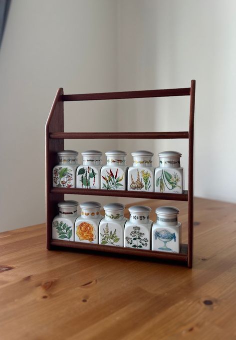 Spice Rack Vintage, Scientific Drawing, Spice Set, Spice Racks, Jar Design, Spice Jar, Ceramic Jars, Spice Rack, Spice Jars