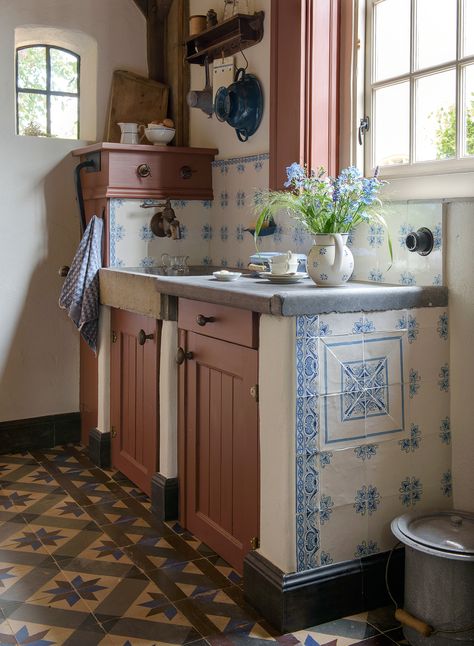 dutch kitchen sink detail tiled floor London Kitchen Design, Dutch Farmhouse, Dutch Kitchen, Blue White Kitchens, Casa Cook, Elsie De Wolfe, Home Transformation, Period Living, Cottage Bathroom