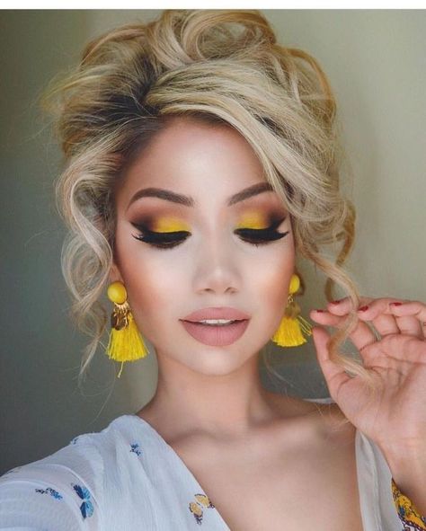 Bright yellow eye look. It has a pop of color but yet it is still sophisticated. Trucco Glam, Yellow Eye Makeup, Yellow Makeup, Yellow Eyeshadow, Beauty Make-up, Blush Nails, Eyeliner Tutorial, Gorgeous Eyes, Makeup For Beginners