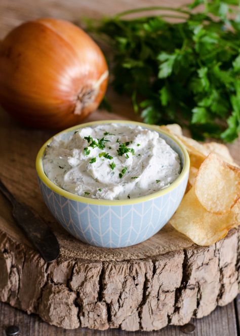 Homemade French Onion Chip Dip - SO easy to mix up and only uses 6 ingredients! Much healthier than the stuff you get at the store. French Onion Chip Dip, Onion Chip Dip, Dips Sweet, Homemade French Onion Dip, Chips Dip, Onion Dip Recipe, Kid Foods, Caramelized Onion Dip, Delicious Dips