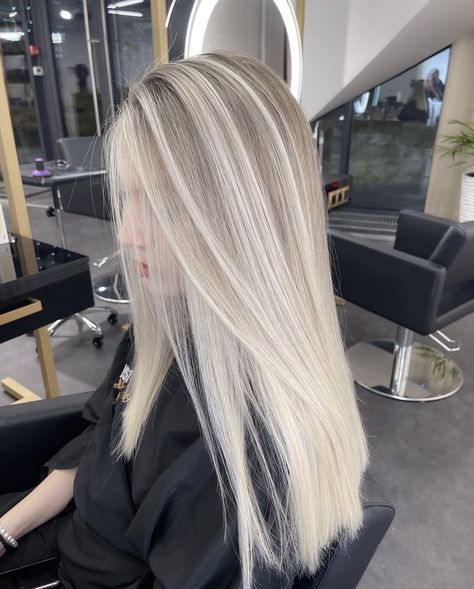 Icy Blonde Hair Color, Blonde Hair Goals, Ice Blonde Hair, Perfect Blonde Hair, Bright Blonde Hair, Summer Blonde Hair, Color Rubio, Silver Blonde Hair, Icy Blonde Hair