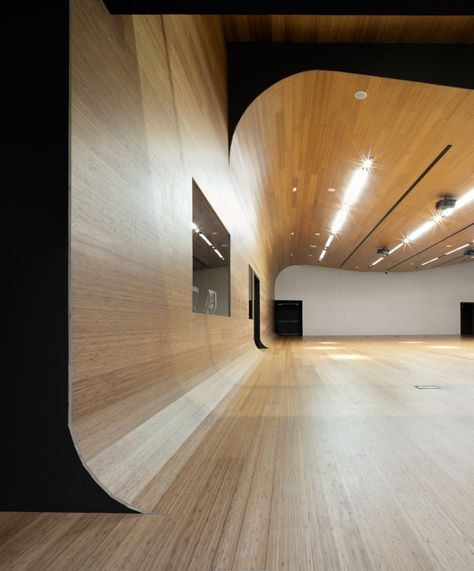 IDOM Headquarters by ACXT Arquitectos Bamboo Outdoor, Curved Wood, Curved Walls, Wood Ceilings, Office Interior Design, Commercial Interiors, Bilbao, Interior Furniture, Retail Design