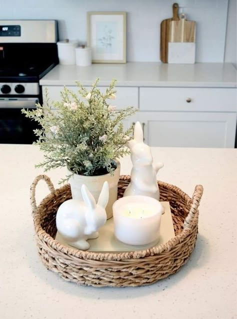 Easter Table Centerpieces, Diy Osterschmuck, Table Centerpieces For Home, Spring Table Decor, Easter Decor Ideas, Easter Spring Decor, Easter Craft Decorations, Easter Decorating, Easter Home Decor