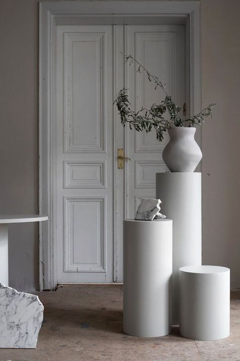 Tiffany Leigh Design, Gorgeous Interiors, Versatile Furniture, Wood Pedestal, White Living, Decoration Originale, Minimalist Interior Design, Minimalist Interior, Interior Projects