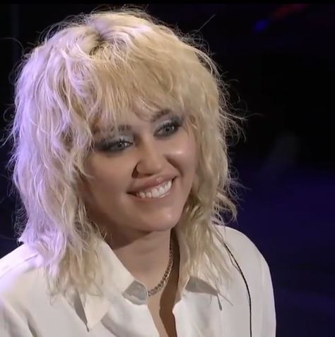 Miley Cyrus Hair Short, Miley Cyrus Mullet, Miley Cyrus Long Hair, Miley Cyrus Brown Hair, Miley Whats Good, Miley Cyrus Hair, Two Toned Hair, Miley Cyrus Style, Gothic Hairstyles