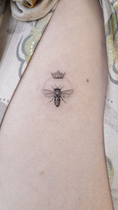 My client, who is a beekeeper, wanted to get a worker honeybee with a crown 🐝 
#smalltattoo #petitetattoo Honeybee Tattoo Vintage, Bee Tatoos Vintage, Honeybee Tattoo, Pet Portrait Tattoo, Tattoo Single Needle, Queen Bee Tattoo, Small Bee Tattoo, Honey Bee Tattoo, Basic Tattoos