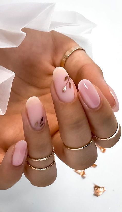 Pink And Gold Gel Nail Designs, Neutral Nail Gold Accent, Pink Leaf Nails, Minimalist Nails With Gold, Pink Gold Leaf Nails, Simple Nail Designs Short Nails Neutral, Nude Nails Gold Accent, Nude Gold Nail Designs, Neutral Sns Nails