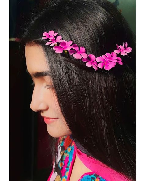 Selfie Poses With Flowers, Poses With Gajra In Hair, Face Hide Poses, Diwali Hide Face Girl, Flower Poses, Diwali Hidden Face Girl, Selfie Pose, Self Photography, Self Portrait Poses