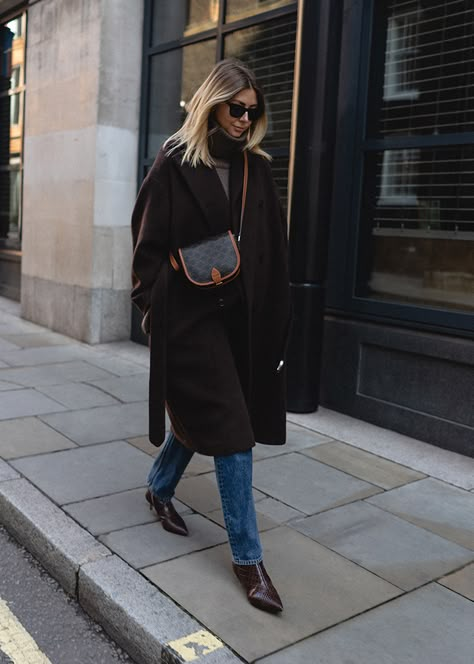 Sonoma Outfits, Point Toe Boots Outfit, Pointed Boots Outfit, Brown Wool Coat Outfit, Brown Chunky Boots, Celine Bag Outfit, Brown Belt Outfit, Celine Vintage Bag, Brown Ankle Boots Outfit