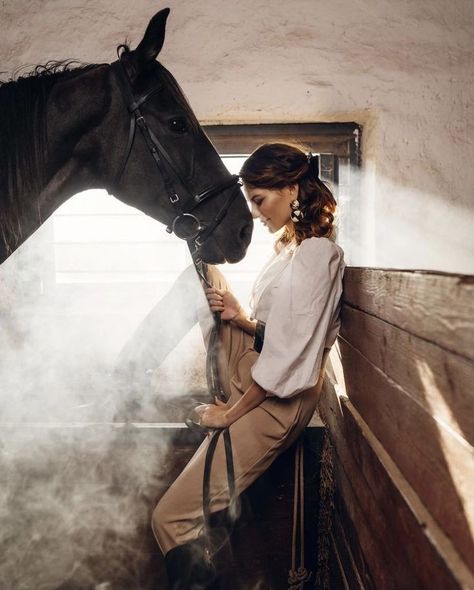 Fashion Shoot With Horse, Horse Wreath Photoshoot, Equestrian Photoshoot Ideas, Horse Pictures With People, Photo Shoot With Horses, Luxury Lifestyle Aesthetic Wallpaper, Horse Photography Ideas, Horse Editorial, Photoshoot With Horse