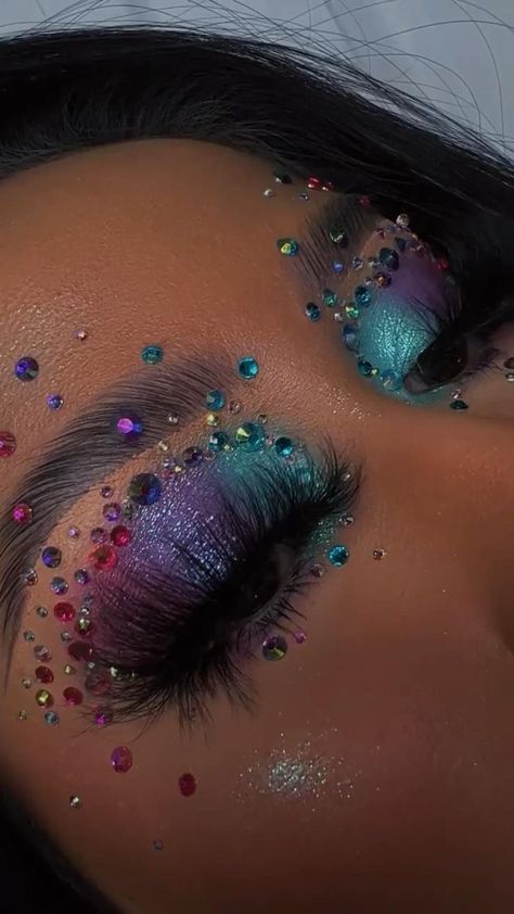 Edc Makeup, Maquillage Yeux Cut Crease, Festival Makeup Glitter, Rhinestone Makeup, Carnival Makeup, Rave Makeup, Dope Makeup, Eye Makeup Designs, Colorful Eye Makeup