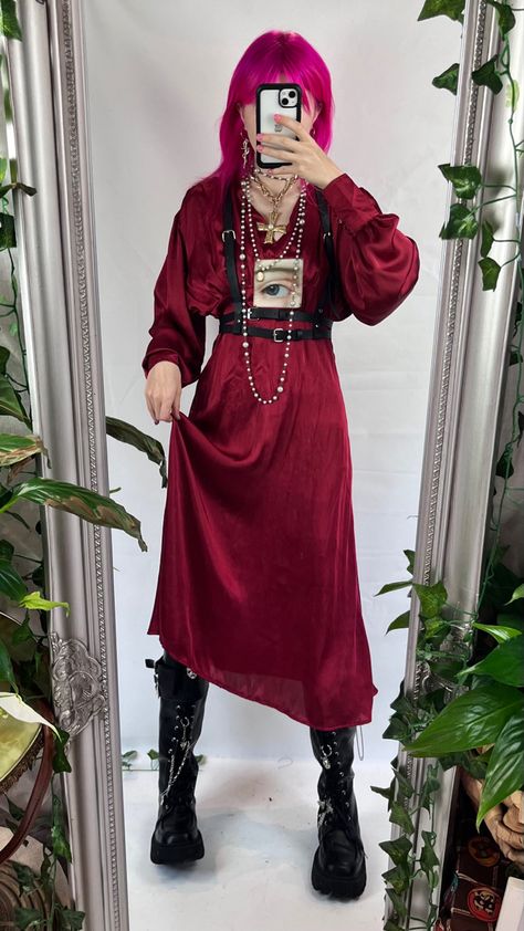 Whimsigoth Street Style, Maximalist Goth Fashion, Dark Maximalism Outfits, Wizard Core Outfit, Descendants Redesign, Modern Grunge Aesthetic, Whimsical Goth Fashion, Fall 2022 Aesthetic, Maximalism Fashion