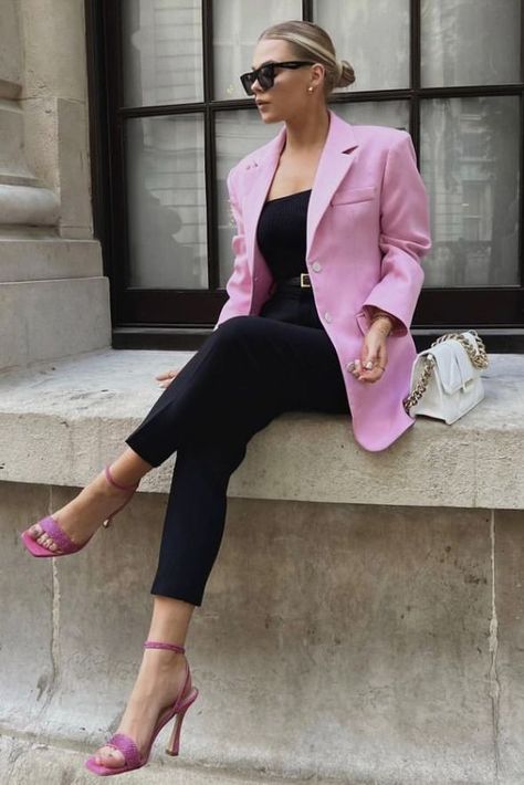 Pink Blazer Outfit, Blazer Rosa, Classic Loafers, Blazer Outfits Casual, 2022 Fashion Trends, Beautiful London, Spring Work Outfits, Pink Blazer, 2022 Fashion