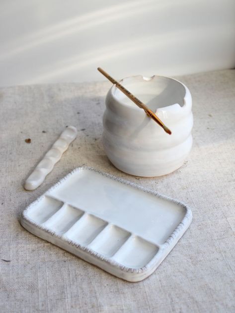 Ceramic Brush Holder, Palette Ceramic, Ceramic Paint Palette, Ceramic Brush, Brush Rest, Water Paint, Diy Ceramic, Painted Cups, Pottery Crafts