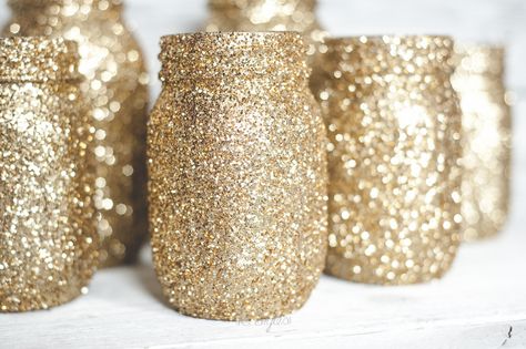 Gold Glitter Mason Jars. Perfect for New Years! Mason Jar Center, Gold Glitter Mason Jar, Glitter Mason Jars, Glitter Jars, Gold Vases, Mason Jar Centerpieces, Glitter Diy, Glitter Wedding, Shimmer N Shine