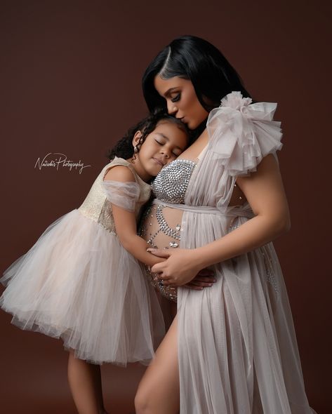 “A daughter is the happy memories of the past, the joyful moments of the present, and the hope and promise of the future” Let us show your beauty, let us make you feel comfortable while rocking any dream look on this special moment!! Let us make your dream session a reality. Capturing moments to make long term memories that can be cherish forever 💗🥹 DM for maternity session!! Remember maternity session are best done between 27 and 32 weeks!! We include outfits/gown/accessories and more SAV... Mom And Daughter Maternity Shoot, Mommy And Me Maternity Shoot, Maternity Shoot Makeup, Mother Daughter Maternity, Baby In Bloom Shower Ideas, 2nd Pregnancy, Tulle Maternity Dress, Shoot Makeup, Gown Accessories