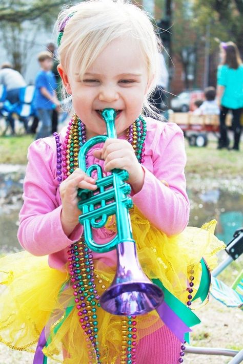 Mardi Gras Desserts, Mardi Gras Activities, New Orleans With Kids, Mardi Gras Throws, Mardi Gras Float, Mardi Gras Centerpieces, Louisiana Mardi Gras, Mardi Gras Crafts, Mardi Gras Food