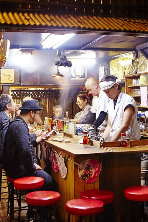 Omoide Yokocho is a warren of small bars and eateries by Tokyo's Shinjuku station - the busiest in the world // photo by Matt Munro #tokyo #shinjuku #bar Japan Street Food, Reference Anime, Japanese Bar, Urban People, Vespa Retro, Noodle Bar, Ramen Shop, Restaurant Photography, Small Bars