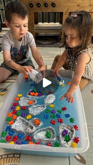 lovebloomlearn on July 25, 2024: "⛵️💦 DIY BOATS for an easy play idea! Do they SINK or FLOAT? Or maybe let’s race! ✨    ➡️Follow @lovebloomlearn for more easy play ideas! 🧚‍♀️    To recreate this activity, make boats using aluminum foil. Make as many as you’d like! Add them to a water container with blue food colouring (optional). We used bear counters, but you can use other small figures. We loved racing them using a straw (or spray bottle) or observing if they would sink or float! Enjoy! 🎉    👶� Water Transportation Sensory Bin, Water Tray Ideas Preschool, Preschool Water Table Activities, Water Eyfs Activities, Simple Sensory Play, Eyfs Water Play, Water Tray Activities Eyfs, Eyfs Water Tray Ideas, Water Tray Eyfs