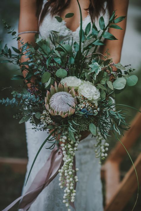 Holding A Bouquet Of Flowers, Wedding Planner Checklist, Holding A Bouquet, Bouquet Images, Boho Wedding Bouquet, Boho Styl, Flowers And Greenery, Rustic Wedding Bouquet, Boho Bouquet