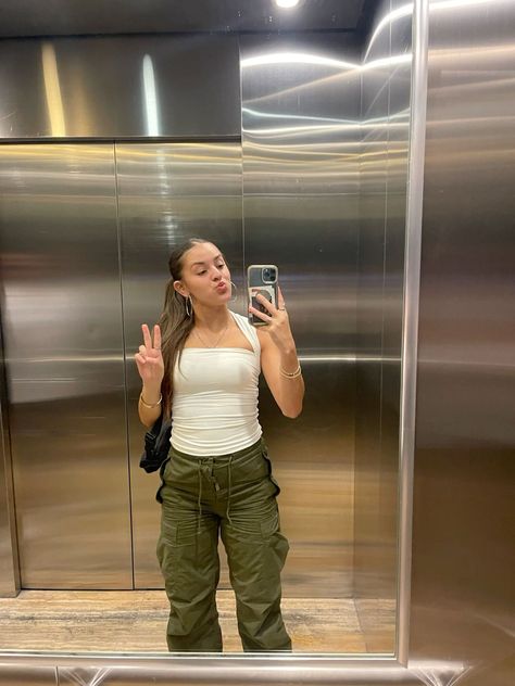 Cargo Pants Fashion, Cargo Women, Slick Back Hair, Dancers Outfit, Cargo Pants Outfit, Diy Fashion Hacks, Slick Back, Dinner Outfit, Green Cargo Pants