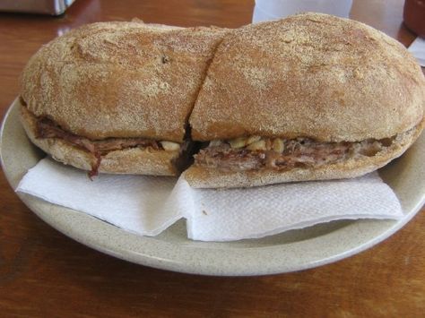 Prego - Portuguese steak sandwich Prego Rolls, Portuguese Steak, Portuguese Dishes, Sandwich Wraps Recipes, Steak Sandwiches, Portugal Food, Cafeteria Food, Portuguese Cuisine, Portuguese Food