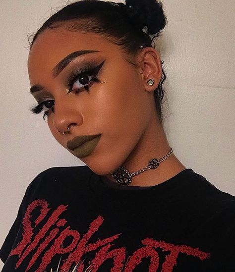 Raiyn⛓ (@slaughtermemoe) • Instagram photos and videos Lipstick Looks, 90s Grunge Hair, Egirl Makeup, Alt Makeup, Alternative Makeup, Emo Makeup, Edgy Makeup, Courtney Love, Goth Makeup