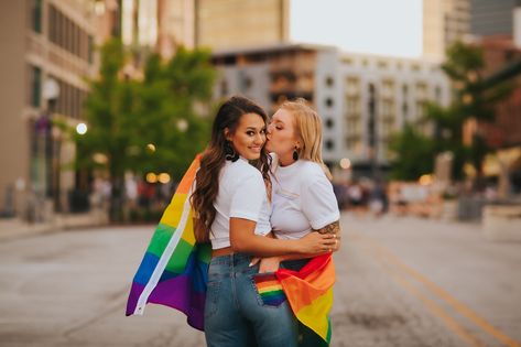 Pride Couple Outfits, Pride Month Photoshoot Ideas, Pride Month Pose Reference, Pride Month Photoshoot, Pride Poses, Pride Photoshoot Ideas, Wlw Photoshoot, Pride Photoshoot, Gf Pictures