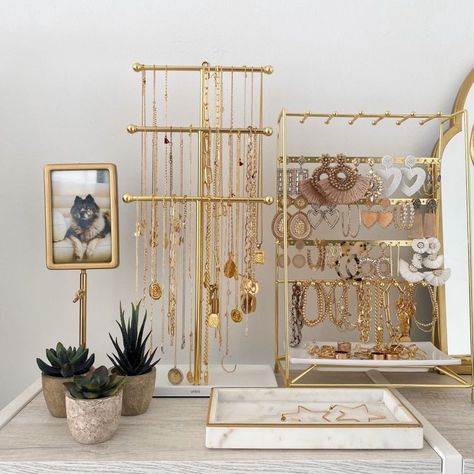 Closet Decor, Room Makeover Inspiration, Room Accessories, Jewelry Stand, Beauty Room, Bedroom Accessories, Room Ideas Bedroom, Jewelry Organizer, Accessory Organization