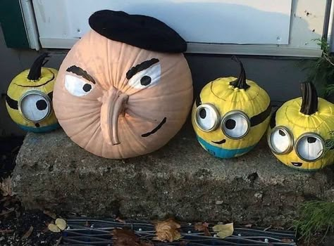 Cute Painted Pumpkin Ideas, Julkransar Diy, Minion Pumpkin, Halloween Pumpkin Crafts, Creative Pumpkin Painting, Creative Pumpkin Decorating, Minion Halloween, Table Halloween, Halloween Decor Diy