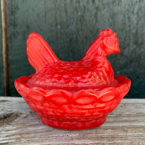 Glass Chicken, Milk Glass Decor, Hen On Nest, Chicken Bowls, Chicken Bird, Hens On Nest, Vintage Dishware, China Hutch, Pottery Animals