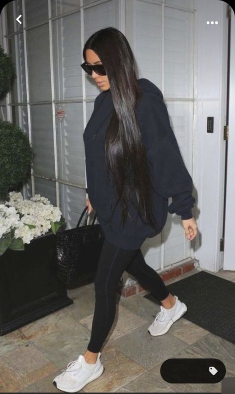 Kardashian Winter Style, Kardashian Style Casual, Kardashian Casual Outfit, Leggings Outfit Comfy, Outfits For Leggings, Leggings Casual Outfit, Black Leggings Outfit Ideas, Black Leggings Casual, Estilo Kim Kardashian