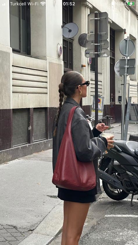 Hobo Bag Outfit, Red Bag Outfit, Estilo Rachel Green, Tote Bag Outfit, Uni Bag, Burgundy Bag, Slouchy Bag, Girls Heart, Looks Black