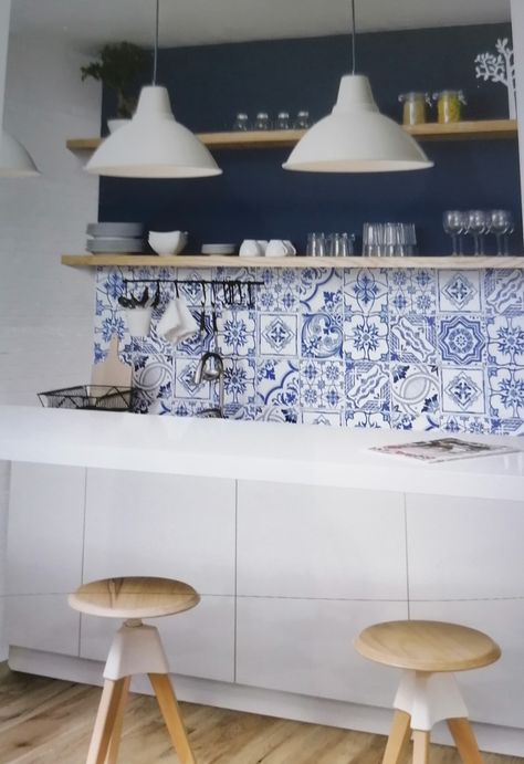 Greece Kitchen Style, Greek Theme Kitchen, Greek Interior Design Kitchen, Greece Kitchen Design, Greek Kitchen Design Blue And White, Portuguese House Interior Design, Portuguese Home Decor, Portuguese Kitchen Design, Greece Inspired Kitchen