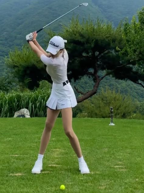 Female Golf Aesthetic, Old Money Golf Outfit, Old Money Golf Aesthetic, Golf Aesthetic Outfit, White Golf Outfit, Golf Aesthetic Woman, Golf Girl Aesthetic, Golf Shoot, Cute Golf Outfits Women