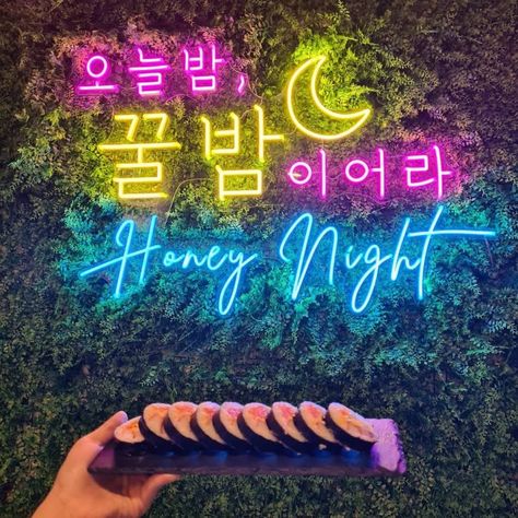 Authentic kimbap by Honey Night Korean Bar & Bistro. Photo: Honey Night Korean Bar & Bistro Outfit For Bar Night, Korean Bar Design, Korean Nightclubs, Neon Korean Aesthetic, Aesthetic Korean Restaurant, Korean Restaurant Interior, Korean Pavilion, Korean Neon Sign, Korean Bar