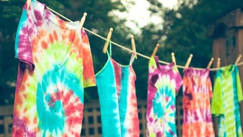 End camping boredom with these 18 fun activities for kids Tie Dye Instructions, Tie Dye Tutorial, Dyeing Tutorials, Tie Dye Party, Tie Dye Kit, Diy Tie, How To Tie Dye, Tie Dye Techniques, Tie Dye Diy