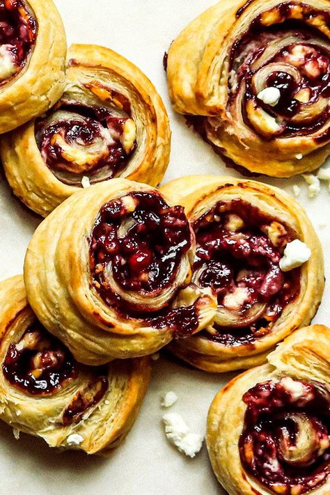 Fig And Goat Cheese Puff Pastry Roll, Blackberry Goat Cheese Puff Pastry, Blackberry Goat Cheese Twist, Easy Christmas Party Recipes, Fancy Fall Appetizers, Christmas Breakfast Pastries, Puff Pastry Savory Recipes, Easy Fancy Appetizers, Goat Cheese Pinwheels