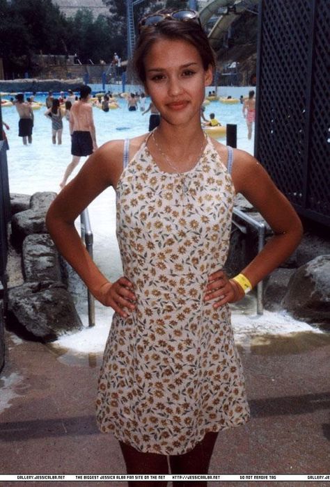 90s Jessica Alba, Jessica Alba 90s, Jessica Alba Beach, Jessica Alba Fantastic Four, Young Jessica Alba, Jessica Alba Outfit, Aimee Garcia, Everyday Fits, Face Card