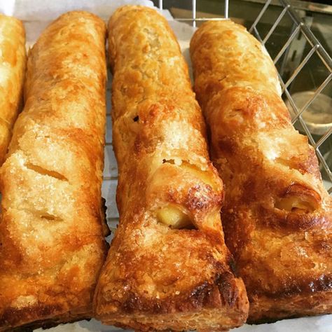 Bedfordshire Clanger - Gastro Obscura Bedfordshire Clanger, British Baking Show Recipes, British Bake Off Recipes, Irish Foods, Bake Off Recipes, Welsh Recipes, British Cooking, Irish Cuisine, British Dishes