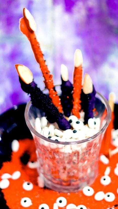 40+ Best Halloween Food Recipes You're Going To Love Finger Pretzels, Easy Halloween Treats For Kids, Halloween Food Recipes, Pumpkin Rice Krispie Treats, Easy Halloween Treats, Mummy Cookies, Halloween Pretzels, Creepy Food, Pretzel Treats