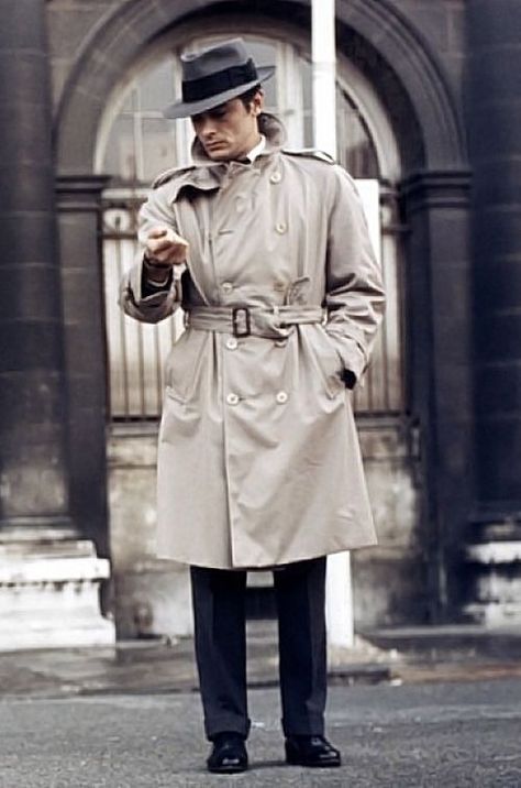 TRENCH COAT HEROES - JEAN-PIERRE MELVILLE http://bit.ly/2iHakxE    #AlainDelon #Clothes #Film #JeanPaulBelmondo #JeanPierreMelville #LeDoulos #LeSamouraï #MadeinFrance #MichaelCaine #Raincoat #TheTweedPig #TheWardrobe #TrenchCoat Trench Coat Outfit, Best Dressed Man, Burberry Trench, Burberry Trench Coat, Trench Coat Men, Alain Delon, Vintage Burberry, Leather Motorcycle Jacket, Mode Inspo