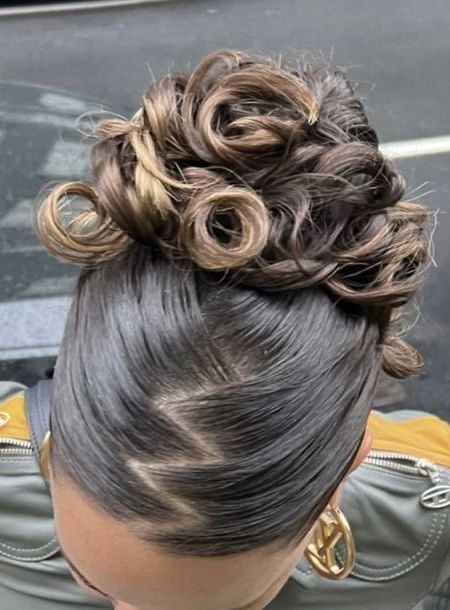 Hairdos For Curly Hair, Penteado Cabelo Curto, Hairstyle Inspo, Hair Stylist Life, Sleek Hairstyles, Baddie Hairstyles, Hair Inspo Color, Hairstyles For School, Curly Hairstyles