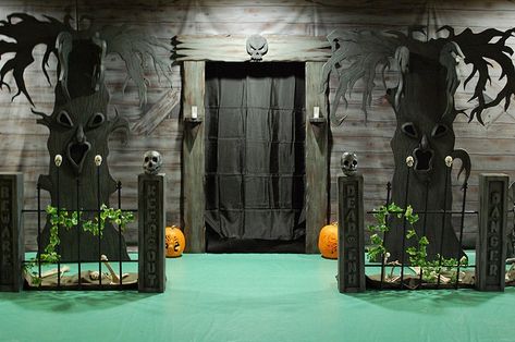 Garage Haunted House, Halloween Outdoor Decoration, Halloween Haunted House Decorations, Haunted House Diy, Halloween Themes Decorations, Halloween Diy Outdoor, Scary Houses, Haunted House Decorations, Ghost House