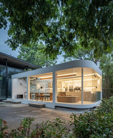 spacy architecture wraps serene bangkok cafe in floating glass Glass Cafe Design, Bangkok Cafe, Glass Cafe, Design Coffee Shop, Cafe Shop Design, Kiosk Design, Cafe House, Outdoor Cafe, Layout Architecture