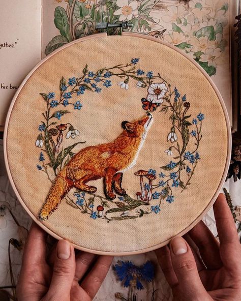 Fox Embroidery, Hand Embroidery Flowers, Animal Embroidery, Sewing Embroidery Designs, Hand Embroidery Art, Crewel Embroidery, Embroidery Craft, Hand Embroidery Patterns, Embroidery Inspiration