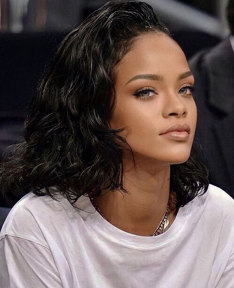 Rihanna Face, Rihanna Short Hair, Rihanna Song, Rihanna Makeup, Female Celebrity Crush, Rihanna Hairstyles, Wavy Bob Hairstyles, Instagram Queen, Celebrity Faces