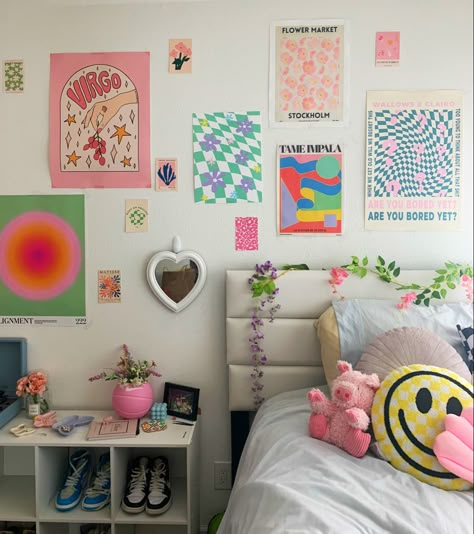 Gen Z Room Aesthetic, Dorm Room Tour, Cute Dorm Room Ideas, Chic Room Decor, University Room, Room Ideas Dorm, Cute Dorm, Colorful Room Decor, Colorful Wall Decor