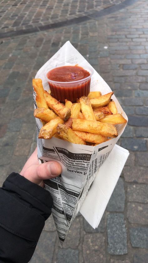 [I ate] True fries. Belgian ones ! #food #foods Brussels Map, Day In Brussels, Belgian Fries, Natural Science Museum, Belgian Food, Belgian Beer, Brussels Belgium, Belgian Chocolate, Brussels